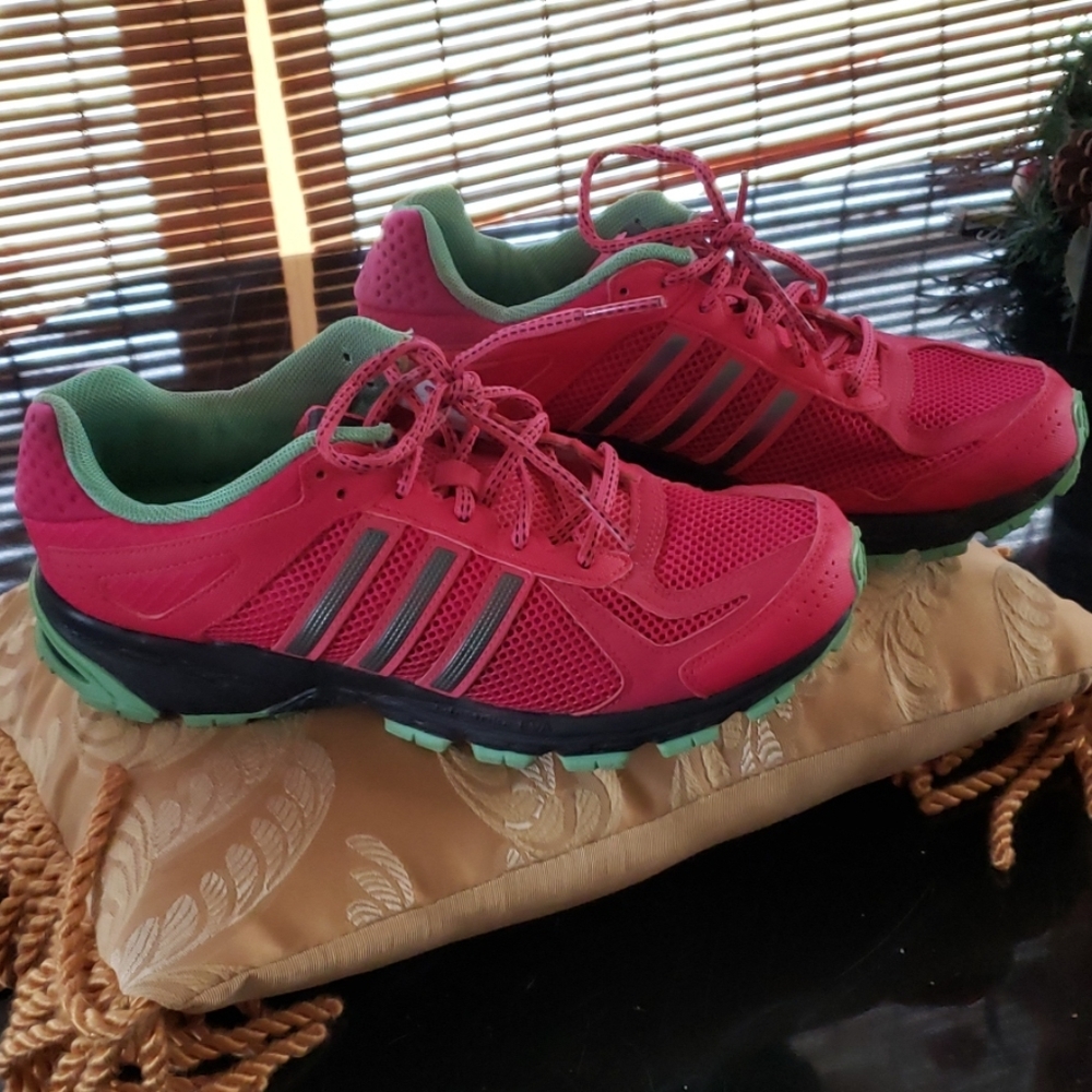 Athletic shoes